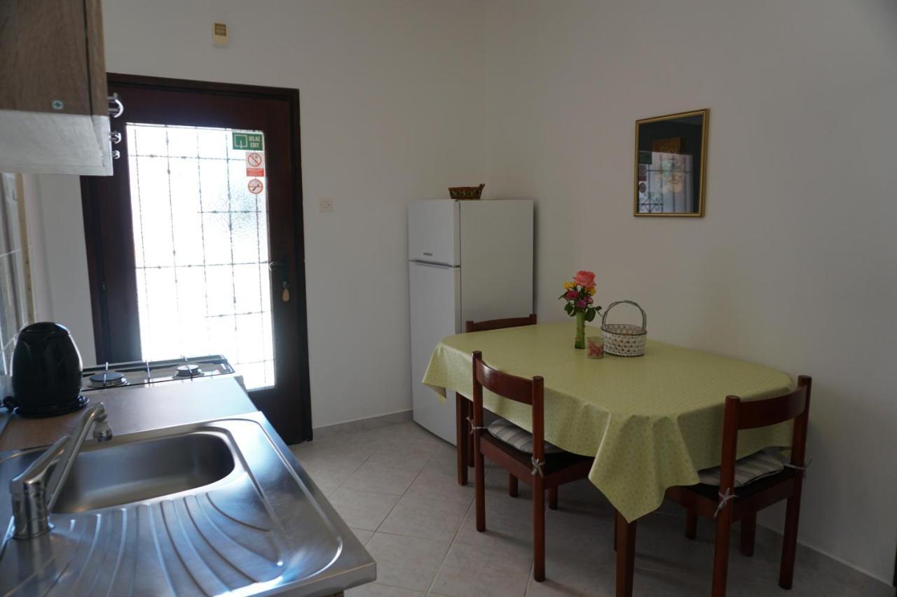 Apartment Apartments With A Parking Space Pula - 6985